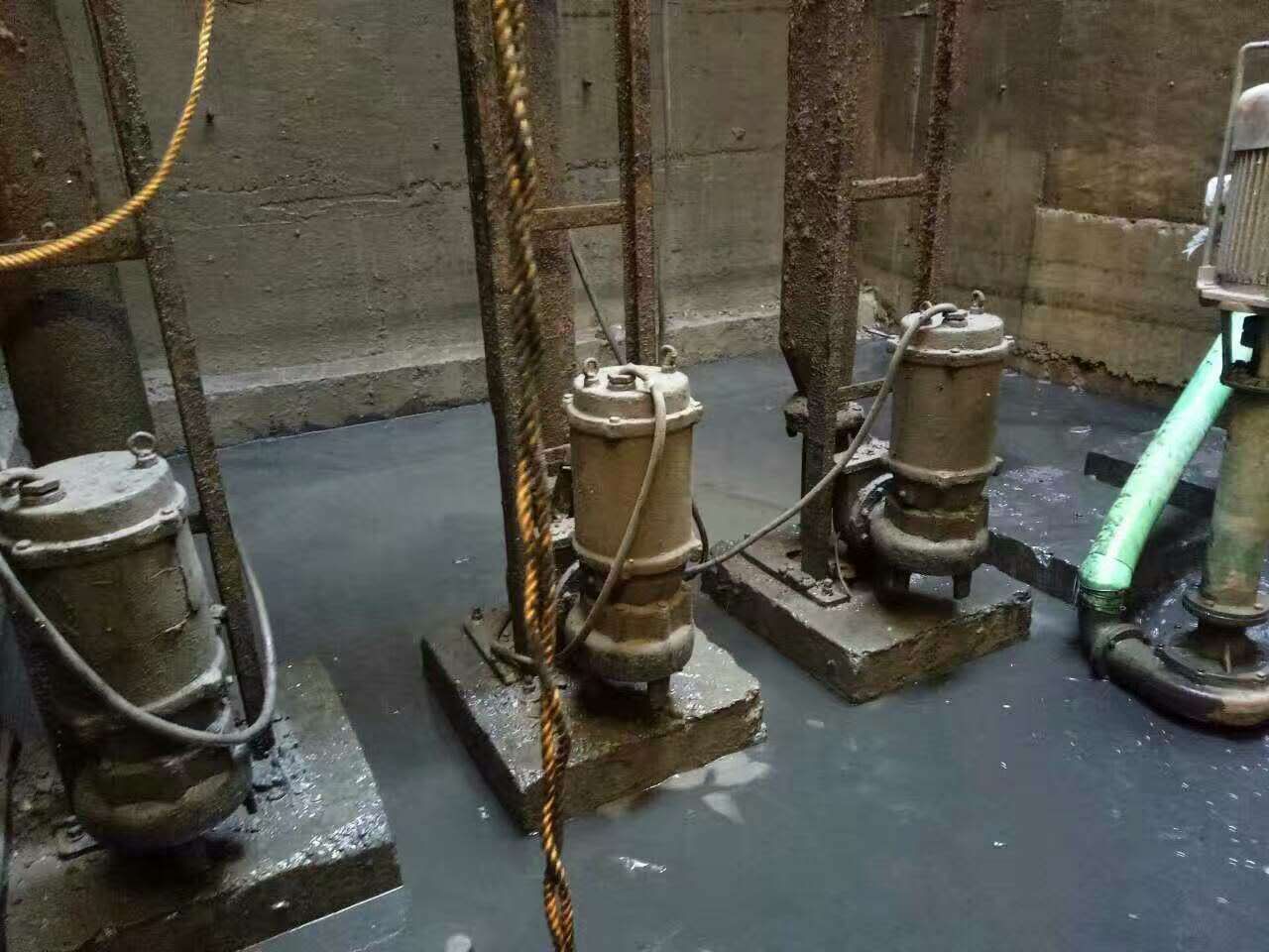 张沟镇污水池清理